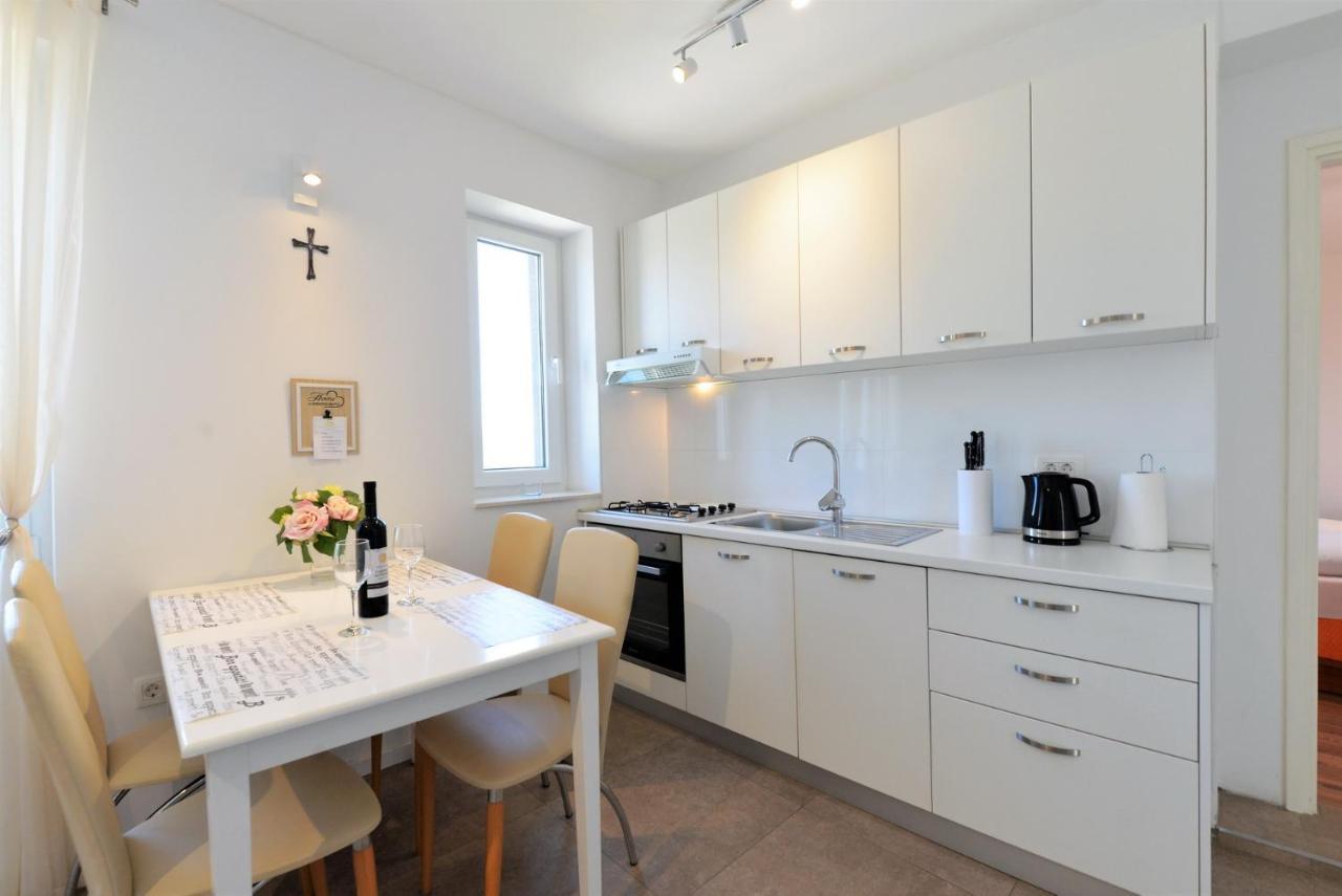 Beach Apartment Vami With Sea View Murter Bagian luar foto