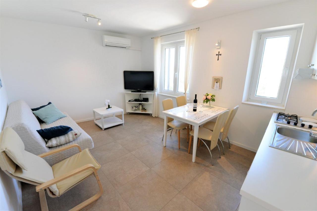 Beach Apartment Vami With Sea View Murter Bagian luar foto