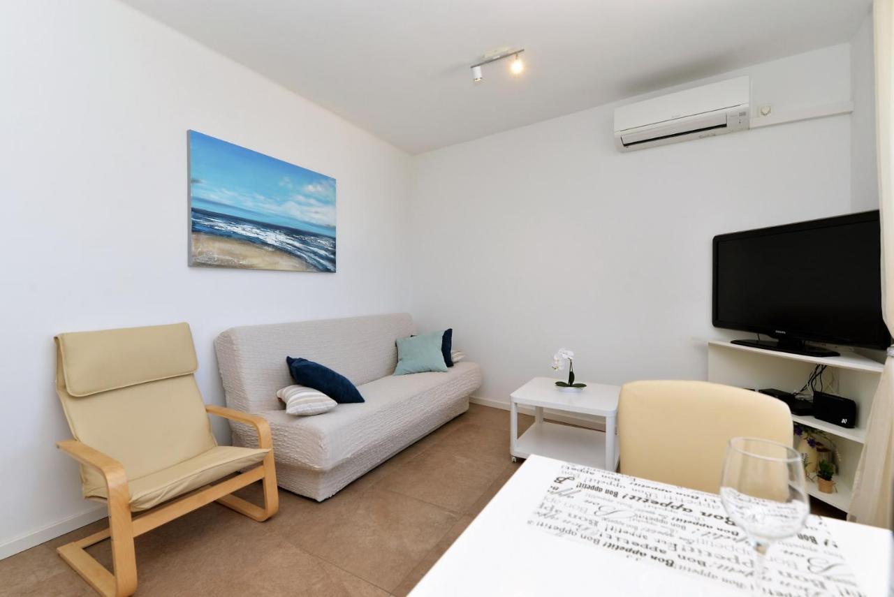 Beach Apartment Vami With Sea View Murter Bagian luar foto