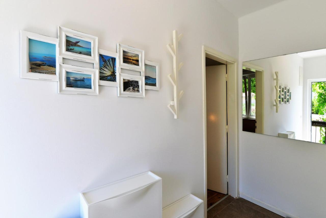 Beach Apartment Vami With Sea View Murter Bagian luar foto